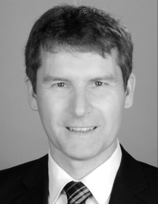 Headshot Thomas Ahrens